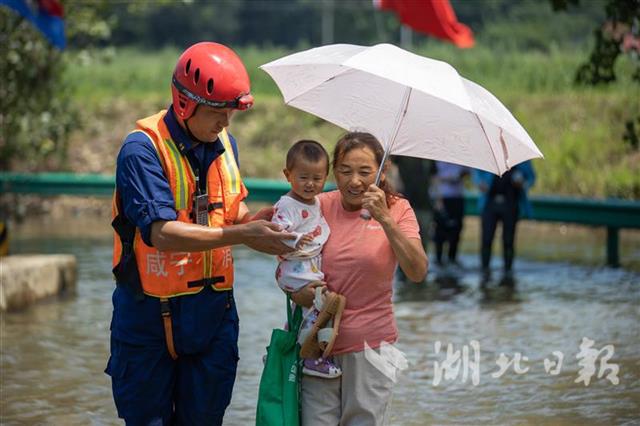 |湖北消防援赣抗洪突击队：烈日下抢筑连心路 打通村民出行“肠梗阻”