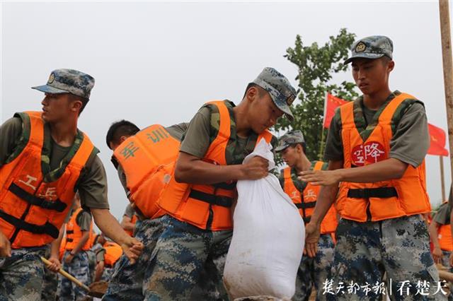|考田河险情再度告急！封堵200米决口，空降兵官兵鏖战大堤