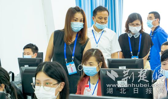 |记者探访黄石中考阅卷现场 预计7月31日中考成绩放榜（组图）