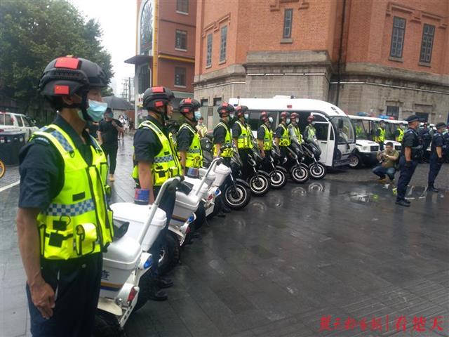 |武汉首支综合巡查队上路， 要求“骂不还口，打不还手”