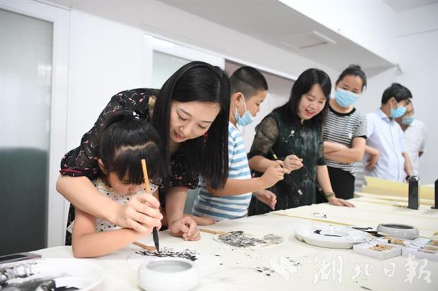 |中国文联文艺志愿者体验式直播推介湖北 3小时百万网友围观