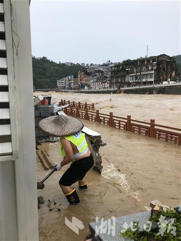 |哪里有险情哪里就有他们，建始县船儿岛社区党员防汛救灾冲在前