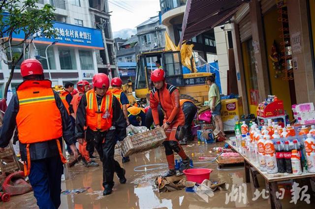 |湖北建始：暴雨引发城市内涝 救援队伍迅速抢险