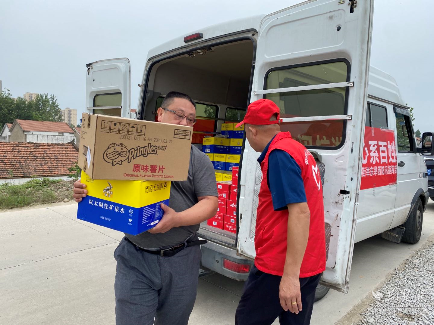 |心系汛情！新洲爱心企业捐赠物资助力一线防汛抗洪