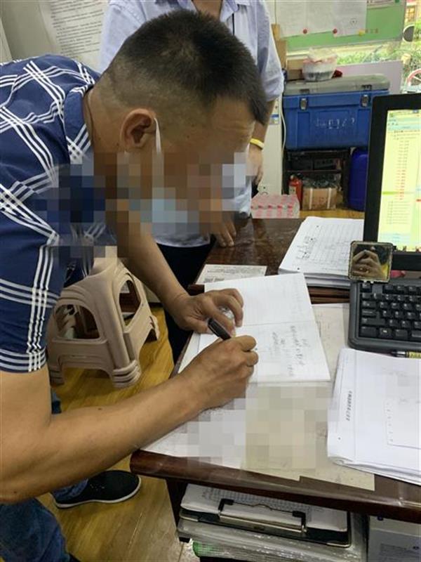 |粗心乘客大意丢失15条香烟，公交司机拾到后如数奉还