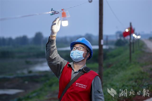 |紧急架线 照亮巡堤路