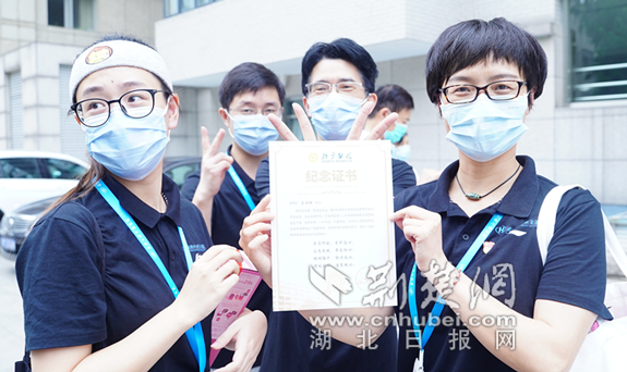 |湖北援京医疗队 战疫夫妻站台上庆祝结婚10周年