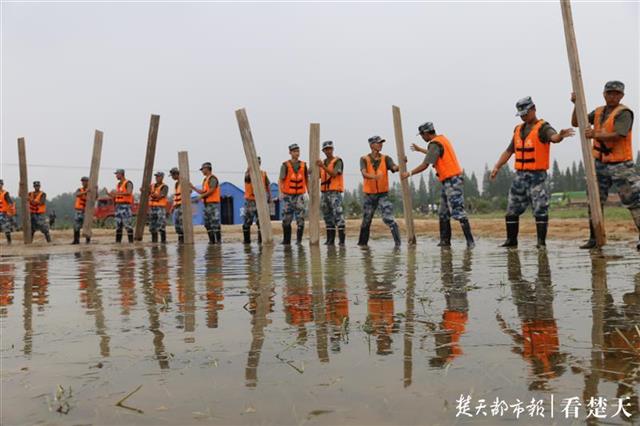|考田河险情再度告急！封堵200米决口，空降兵官兵鏖战大堤