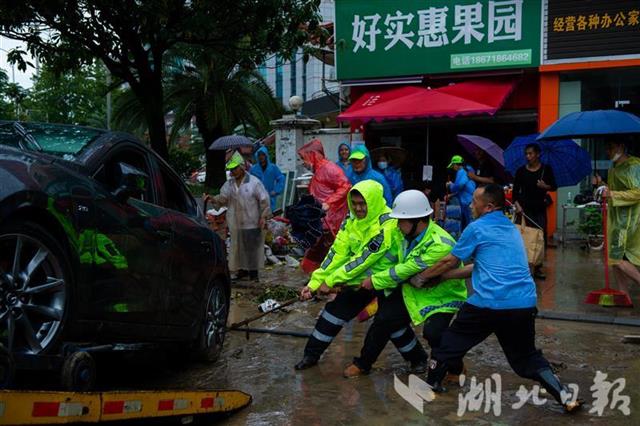 |恩施城区积水缓慢消退 当地迅速开展清淤、保洁和修复等工作