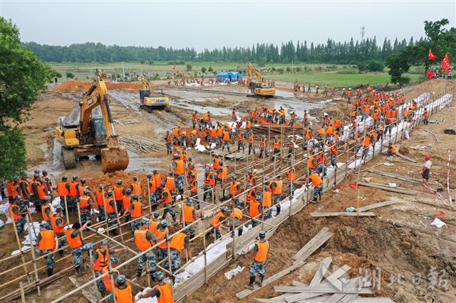 |军民联手封堵两百米长溃口