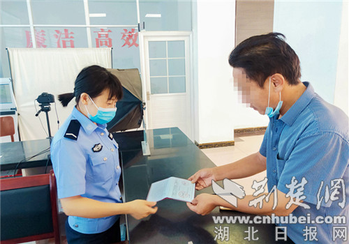 |男子离家“失踪”二十载成黑户 保康民警帮其找回“身份”