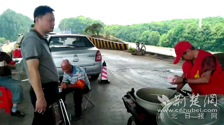 |党员张莲英：我多省一点 就能帮助那些更困难的人渡过难关