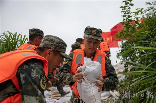 |00后战士主动请战抗洪