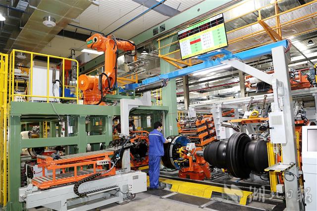 |智能新工厂 机器人“唱主角”