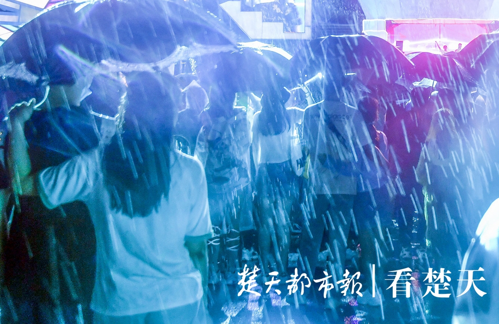 |此时武汉狂风大作，未来几小时，这些地方有雷电和降雨