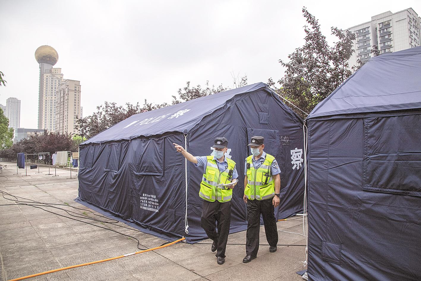 |防洪堤上的“帐篷”派出所