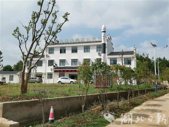 |航天三江扶贫路上，仙人石村的路灯亮了