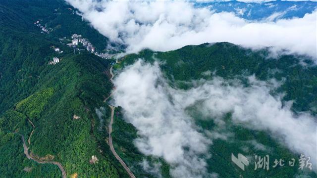 |大别山雨后现云海奇观