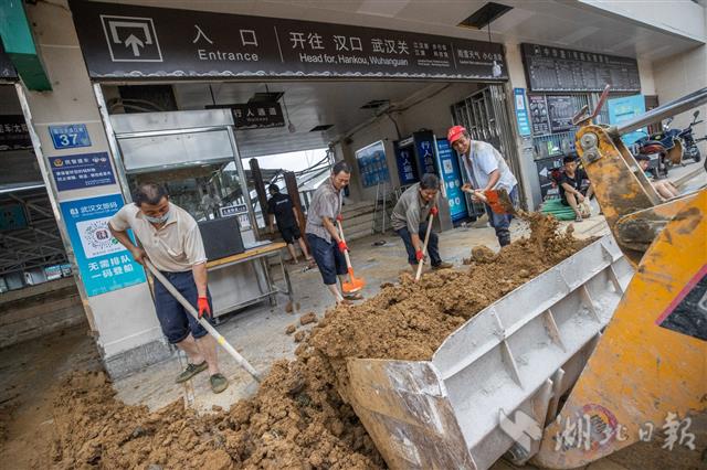 |武汉两江四岸有序封堵闸口，全力战汛