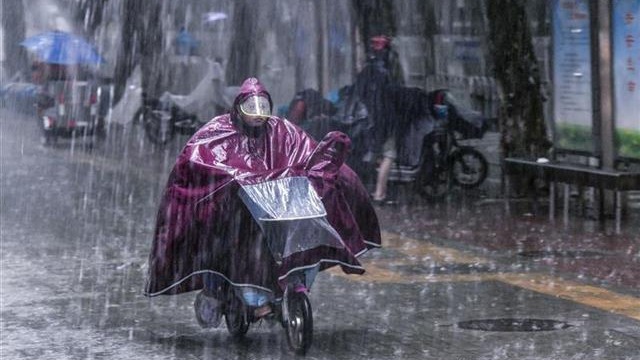 滂沱大雨下的江城街头