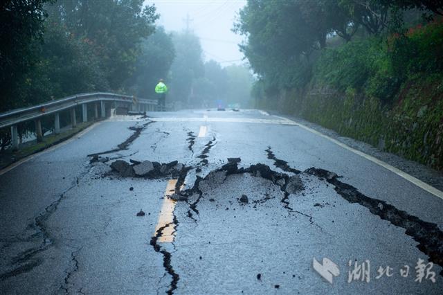 |现场直击丨恩施清江上游堰塞湖险情