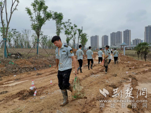 |3小时搬8吨防汛砂石 这群城管队员的手磨起了泡