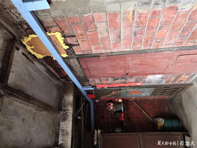 |墙壁漏水钢筋裸露，60年老房子成C级危房，60多户居民盼妥善处置