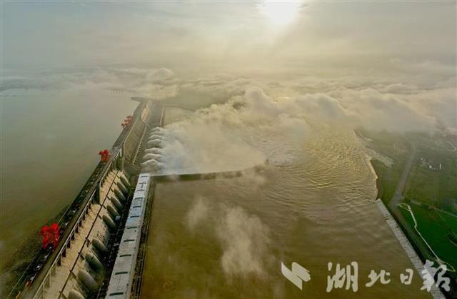 |三峡大坝七孔泄洪