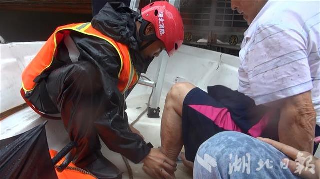 |连续抢险救灾40小时，建始这个22岁消防员“真帅”！