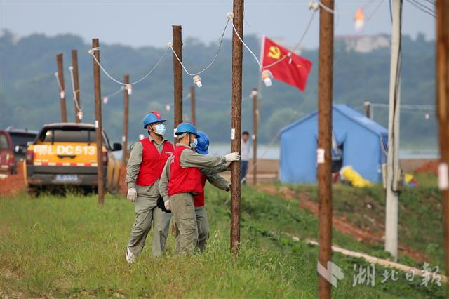 |紧急架线 照亮巡堤路