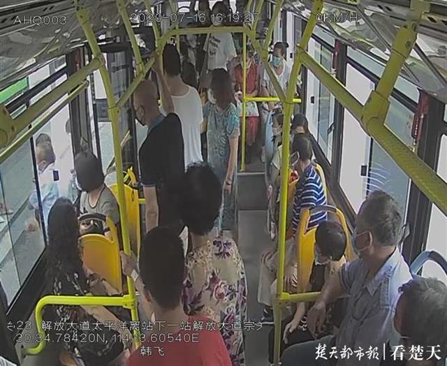 |十分钟内送晕倒女乘客去医院，公交员工婉拒2000元现金酬谢