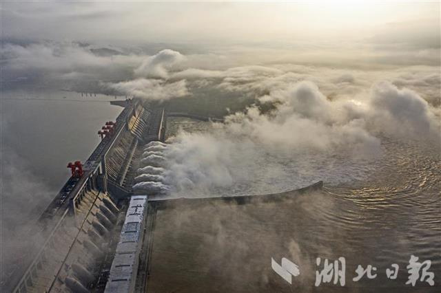 |三峡大坝七孔泄洪
