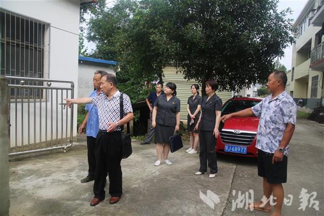 |房屋现裂缝状告泥瓦工赔偿损失 法官现场释法促调解