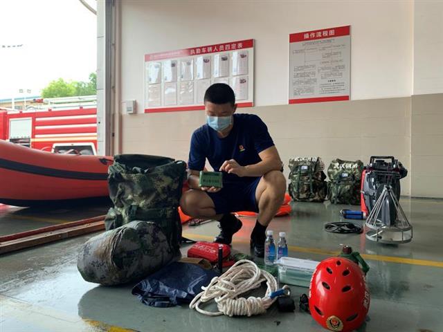 |父亲参加98抗洪立下“严防死守”生死牌，消防员儿子今年站上江堤