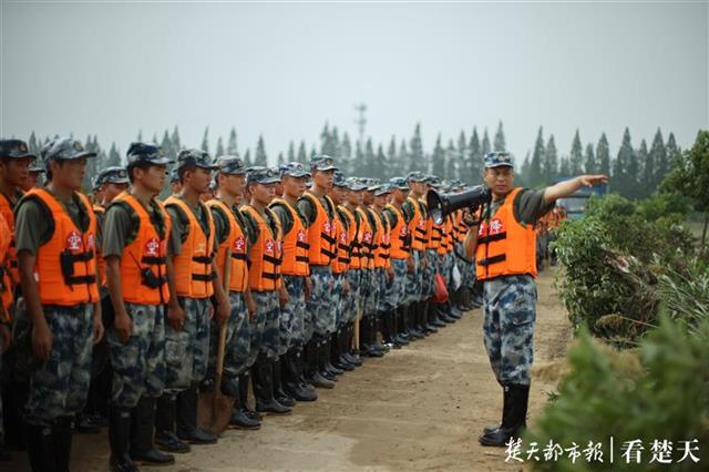 |考田河险情再度告急！封堵200米决口，空降兵官兵鏖战大堤