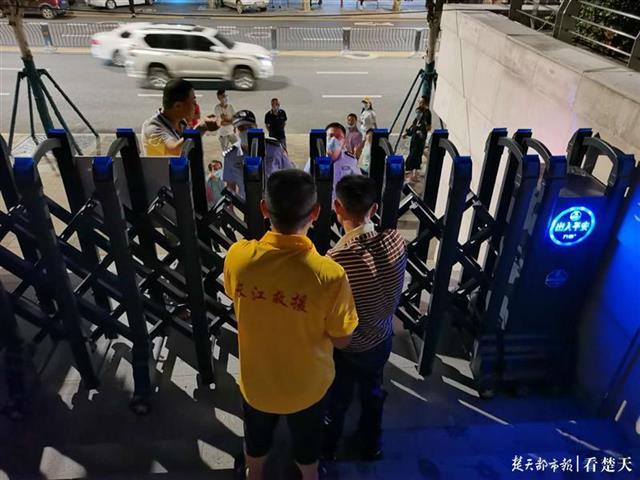 |多人深夜携手拉起落水男子，长江救援队提醒不要去江边戏水