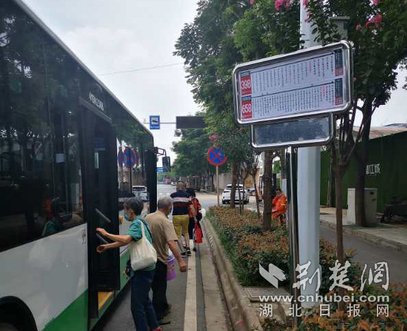 |武汉开发区4天迁移一座公交站居民出小区步行150米即可乘车