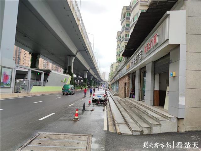 |卓豹路多辆小车违停影响通行，交警：将加强巡逻并处罚