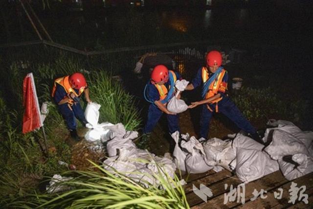 |昼夜坚守，鄱阳湖畔湖北消防守堤人