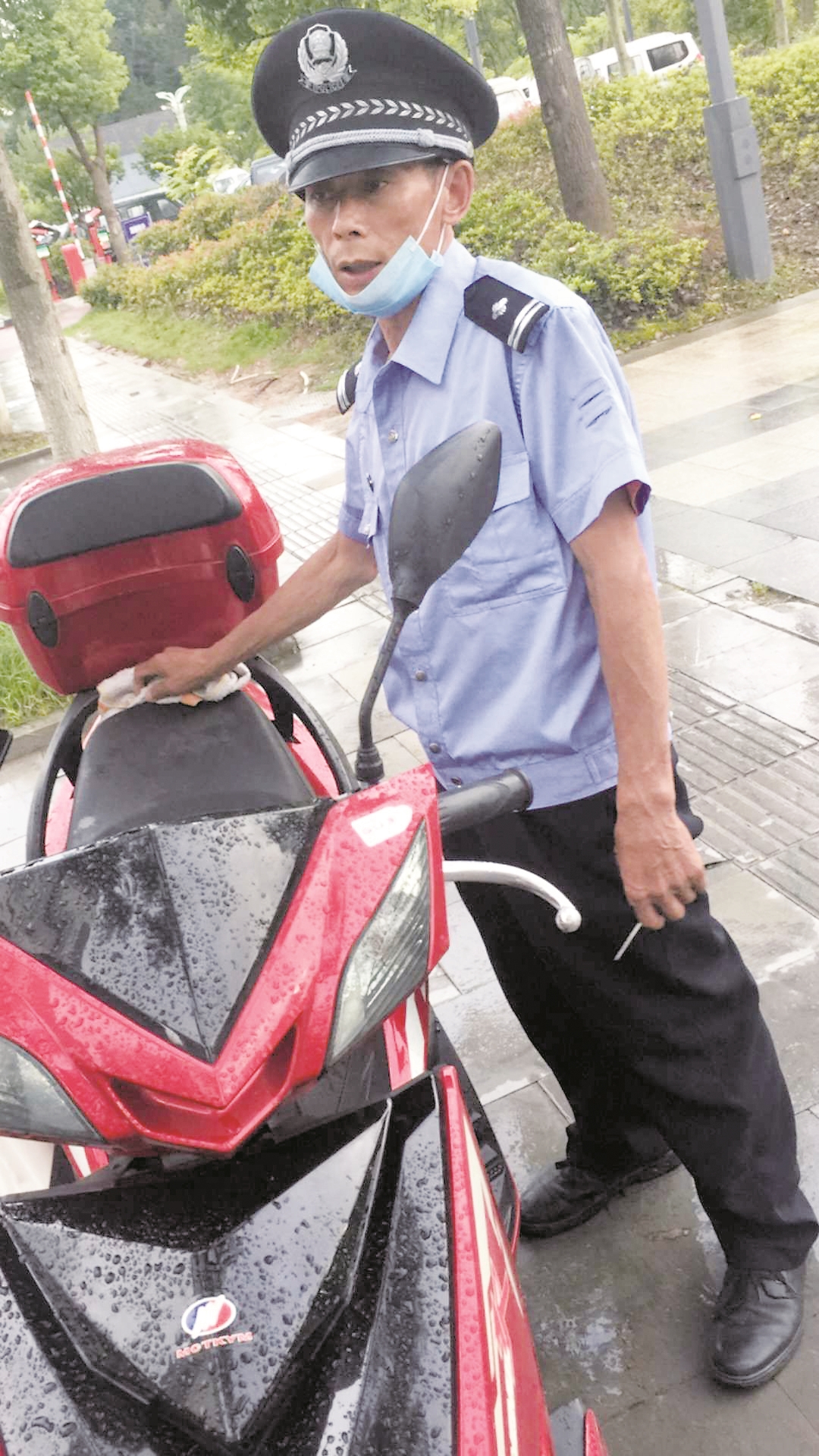 |利川假警察骑赃车逛公园被失主认出 民警街头“对眼神”擒贼破获11起摩托车盗窃案