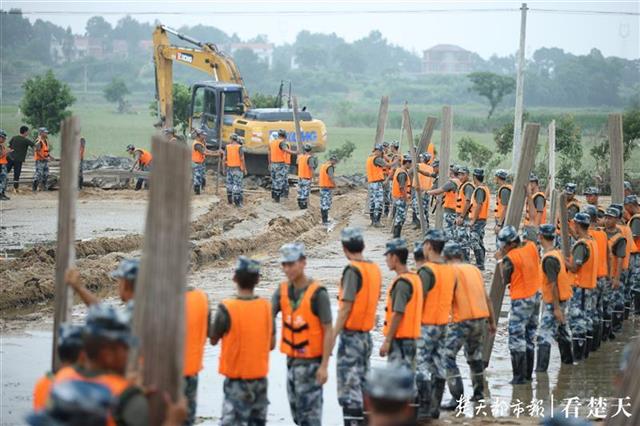 |考田河险情再度告急！封堵200米决口，空降兵官兵鏖战大堤