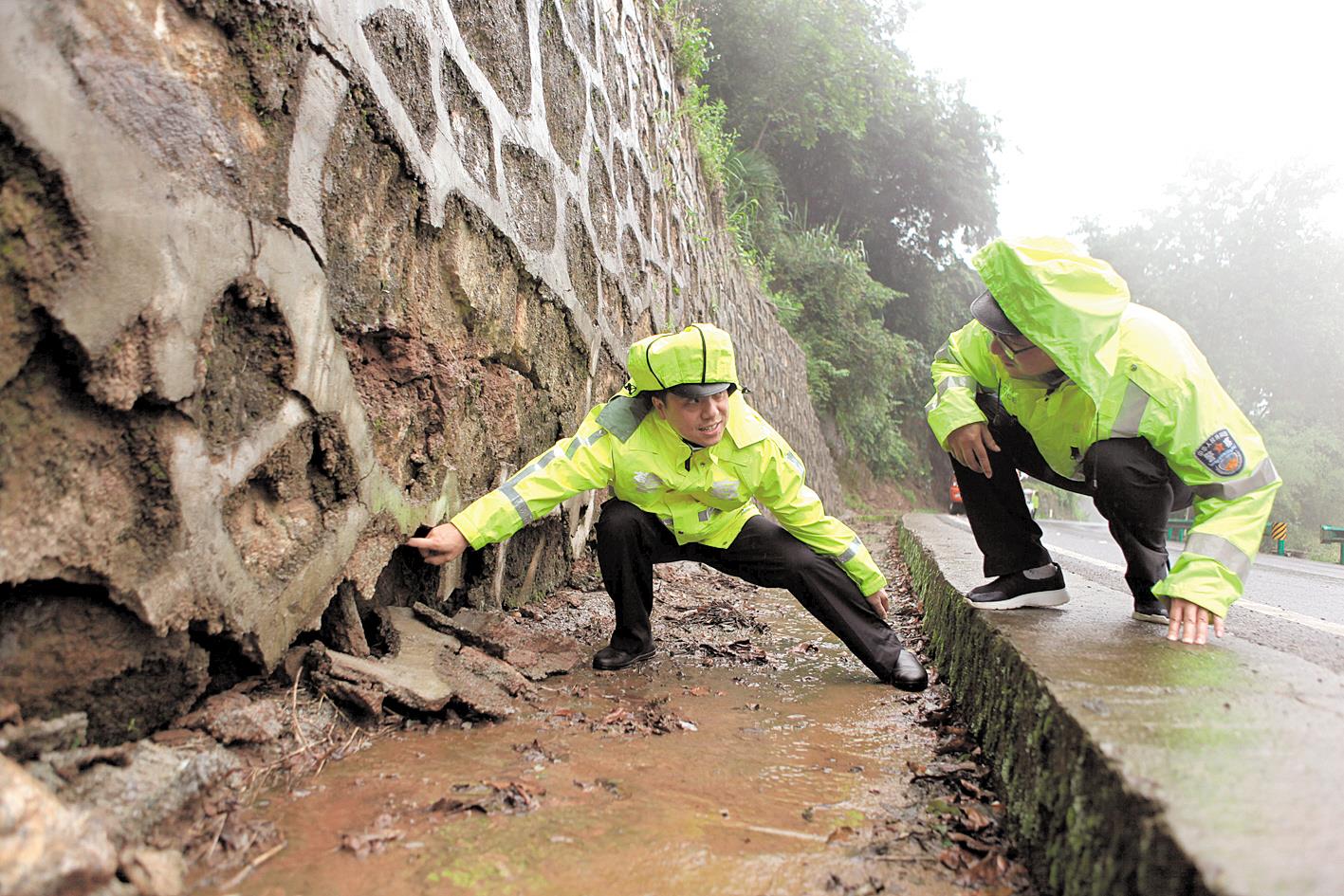 |湖北公安全警动员全力以赴抗洪救灾