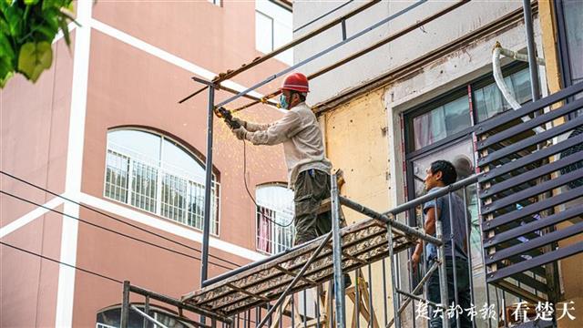 |违建导致建筑受损 硚口城管拆除吊脚楼及时消除隐患