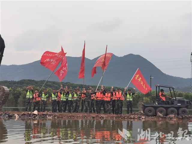 |干得漂亮！富河干堤葵赛湖下垸溃口堵住了！