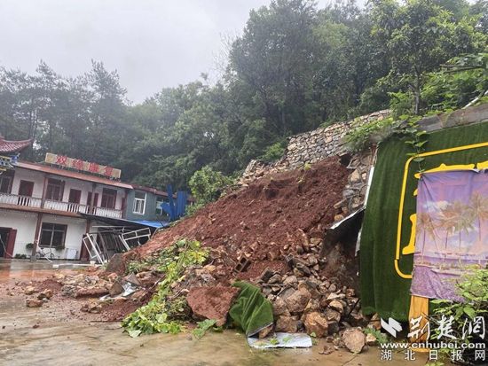 |【战罢疫情再出发】青龙山社区第一书记饶芳：巾帼不让须眉 防汛勇冲一线