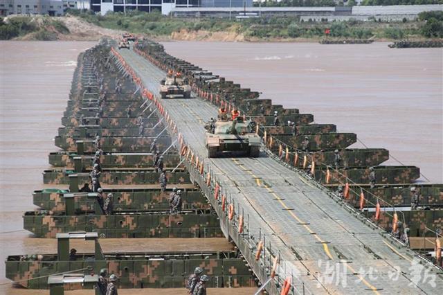 厉兵秣马驻训长江边中部战区陆军某舟桥旅备战荆楚抗洪抢险