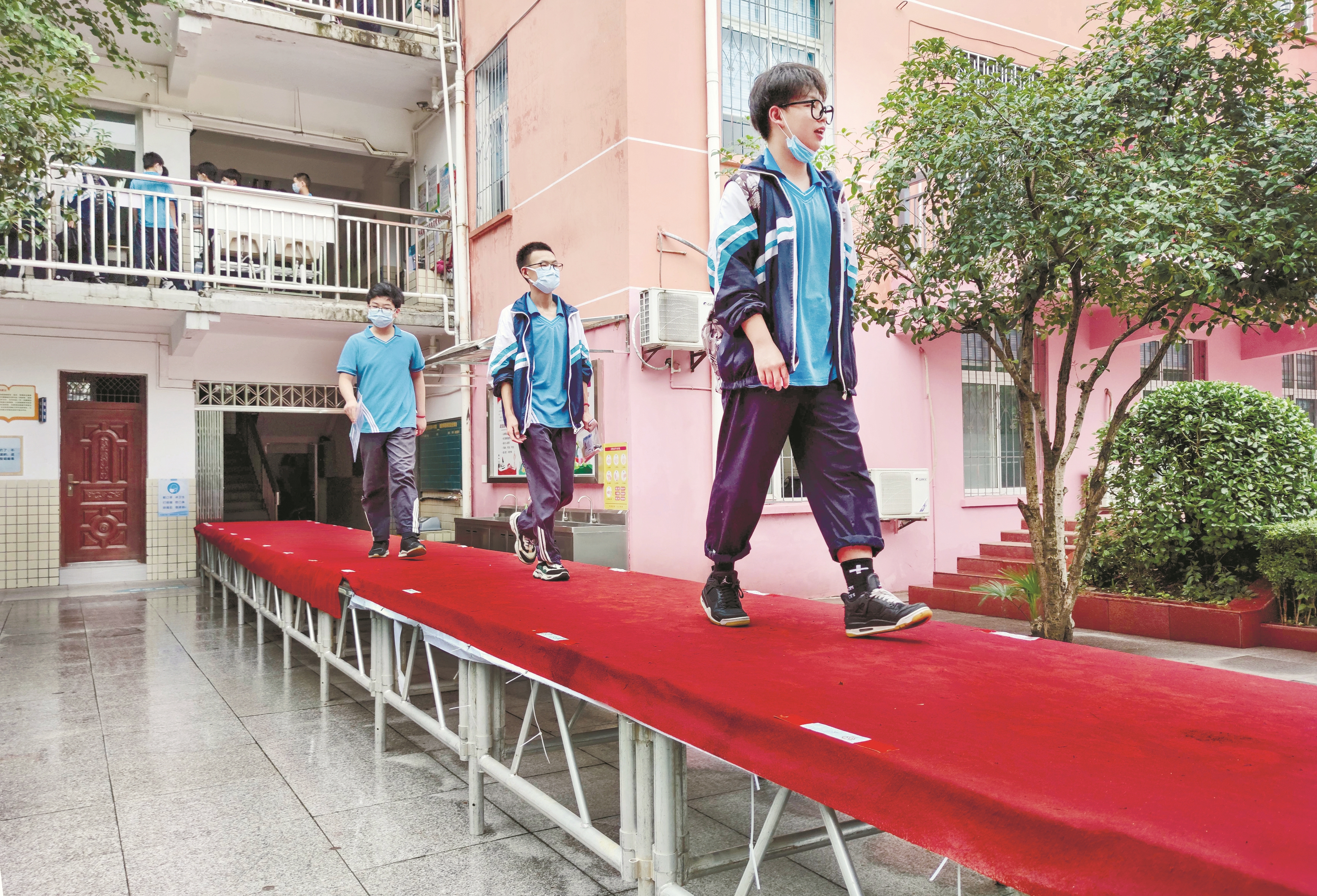 |走红毯 迎中考