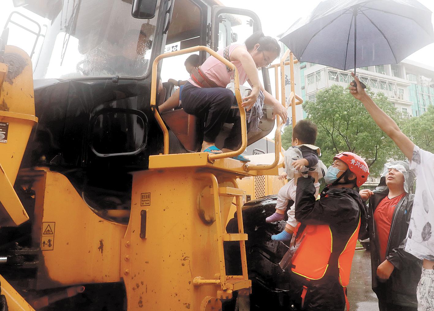 |记黄冈市消防救援支队作战训练科科长黄飞：抗疫前锋再赴防汛前线