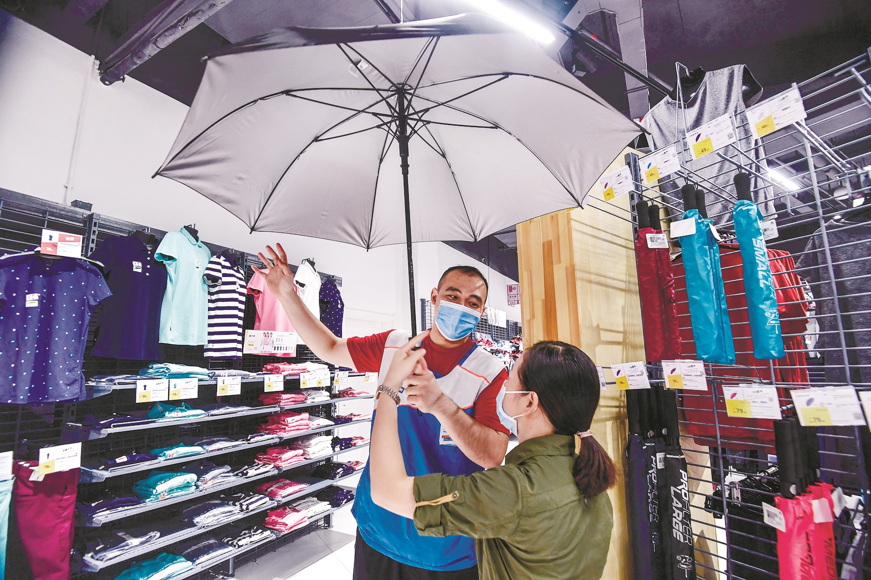 |梅雨季促商超雨具销量成倍增长