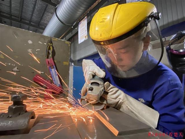|33名选手现场焊接比拼，优胜者将代表湖北冲刺世界技能大赛